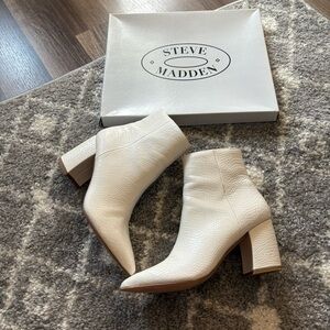 🌸Steve Madden White Croc Ankle Booties